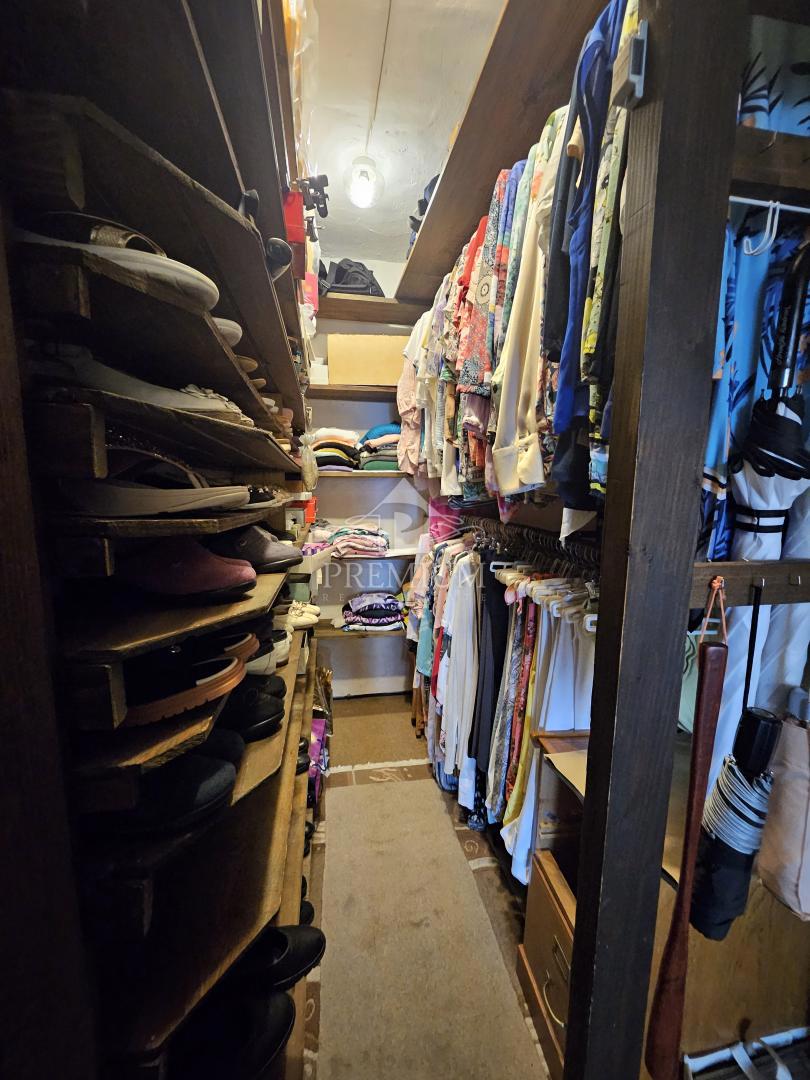 DRUŽINSKA HIŠA Z VELIKIM VRTOM NA MIRNI LOKACIJI