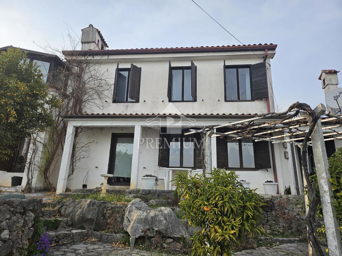 DRUŽINSKA HIŠA Z VELIKIM VRTOM NA MIRNI LOKACIJI