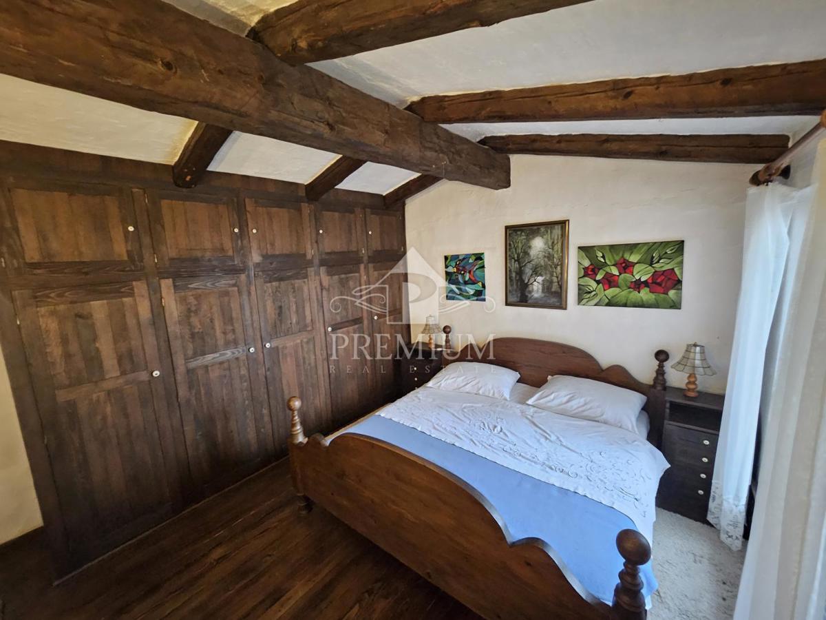 DRUŽINSKA HIŠA Z VELIKIM VRTOM NA MIRNI LOKACIJI