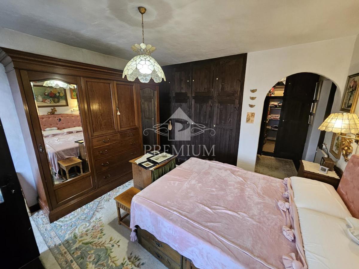 DRUŽINSKA HIŠA Z VELIKIM VRTOM NA MIRNI LOKACIJI