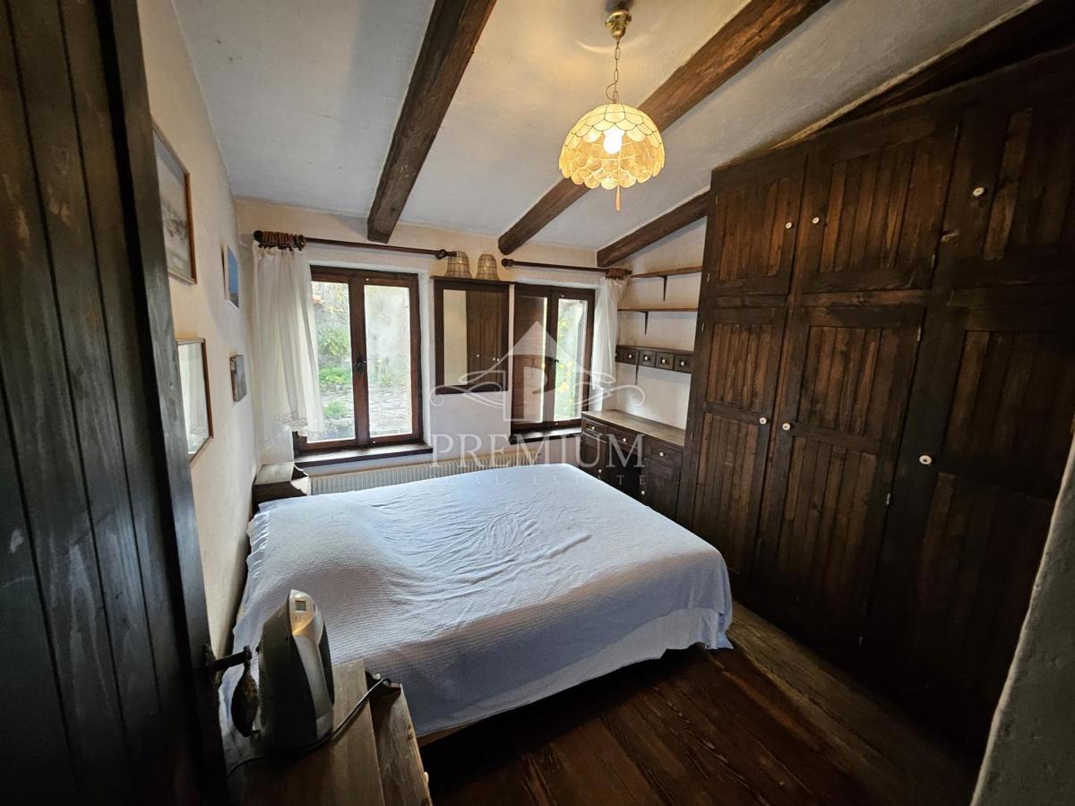 DRUŽINSKA HIŠA Z VELIKIM VRTOM NA MIRNI LOKACIJI