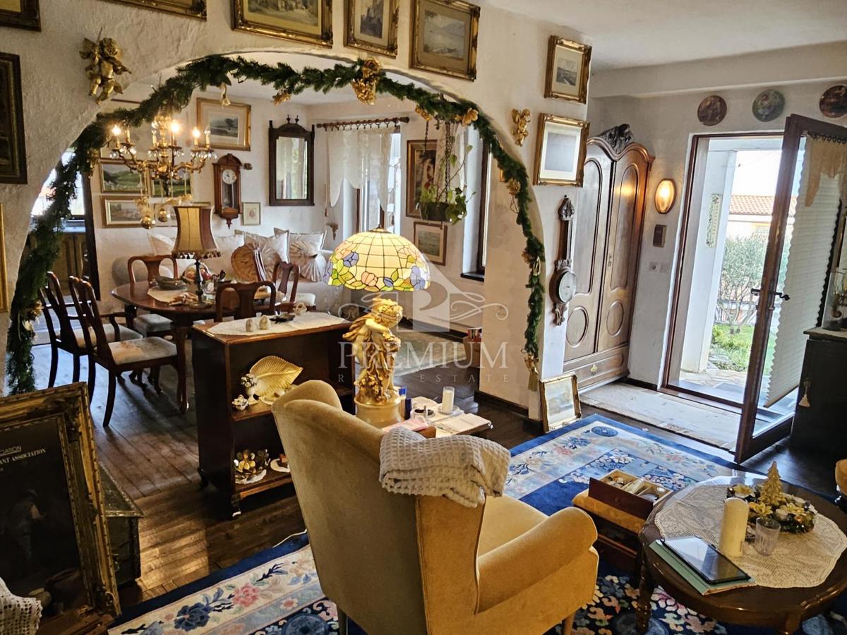 DRUŽINSKA HIŠA Z VELIKIM VRTOM NA MIRNI LOKACIJI