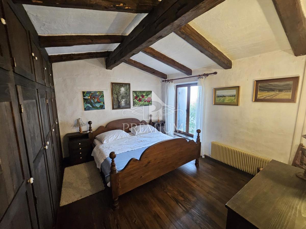 DRUŽINSKA HIŠA Z VELIKIM VRTOM NA MIRNI LOKACIJI