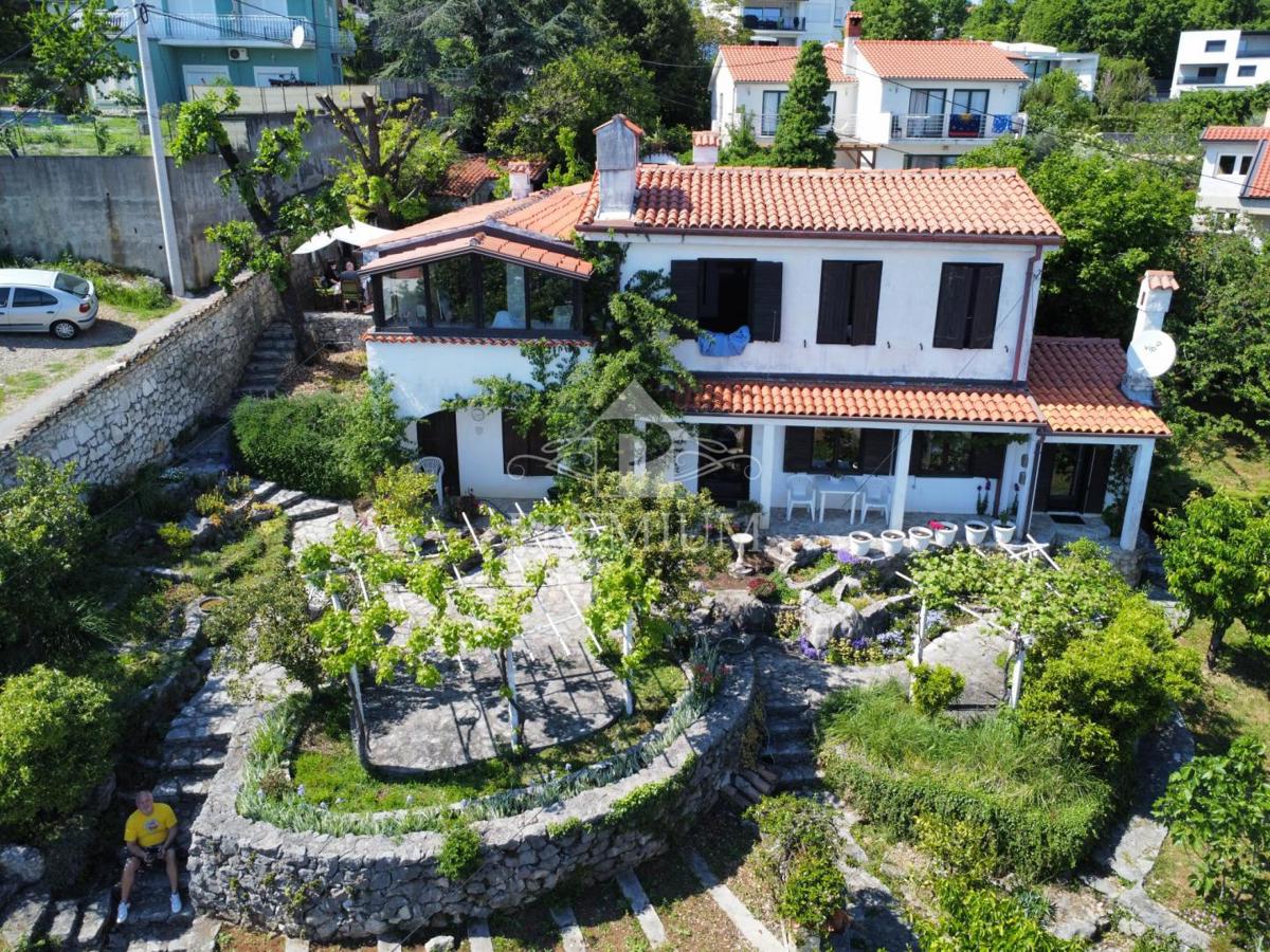 DRUŽINSKA HIŠA Z VELIKIM VRTOM NA MIRNI LOKACIJI