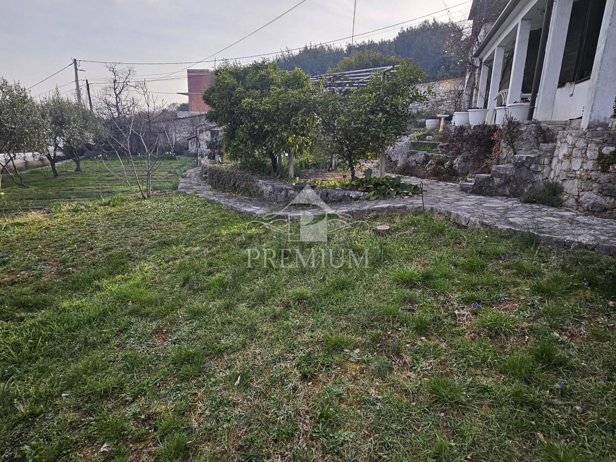 DRUŽINSKA HIŠA Z VELIKIM VRTOM NA MIRNI LOKACIJI