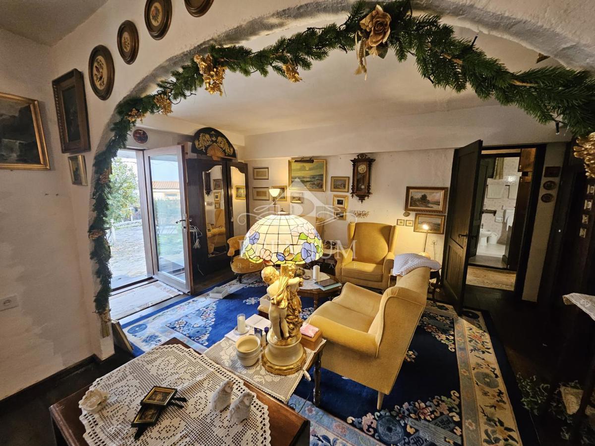 DRUŽINSKA HIŠA Z VELIKIM VRTOM NA MIRNI LOKACIJI