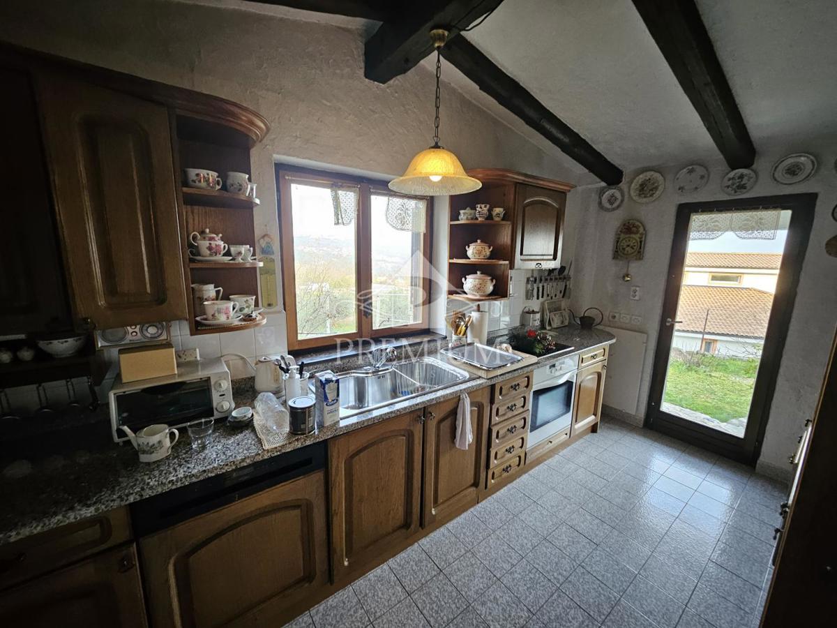 DRUŽINSKA HIŠA Z VELIKIM VRTOM NA MIRNI LOKACIJI