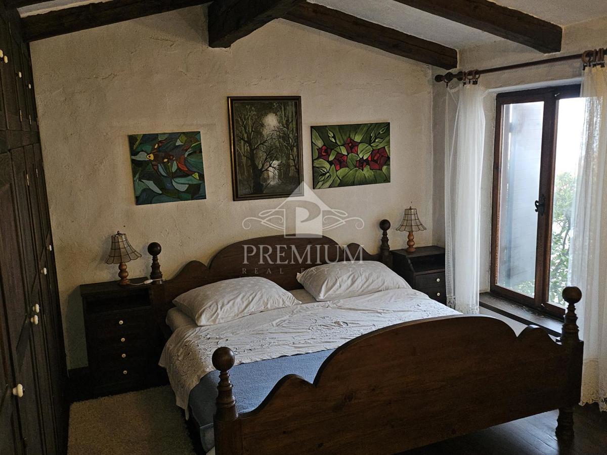 DRUŽINSKA HIŠA Z VELIKIM VRTOM NA MIRNI LOKACIJI