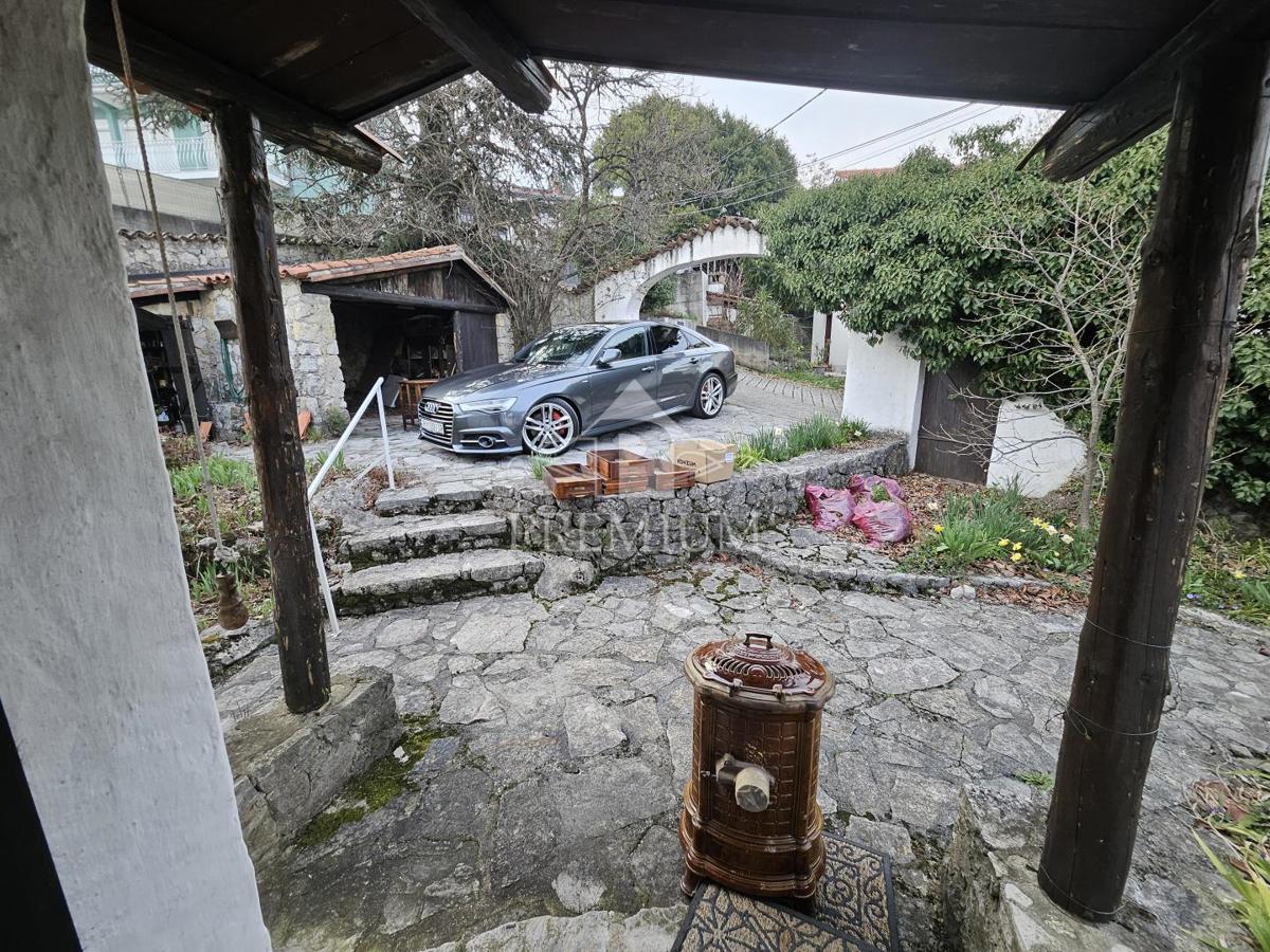 DRUŽINSKA HIŠA Z VELIKIM VRTOM NA MIRNI LOKACIJI