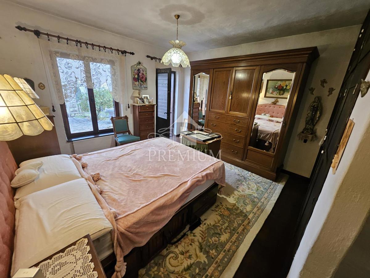 DRUŽINSKA HIŠA Z VELIKIM VRTOM NA MIRNI LOKACIJI