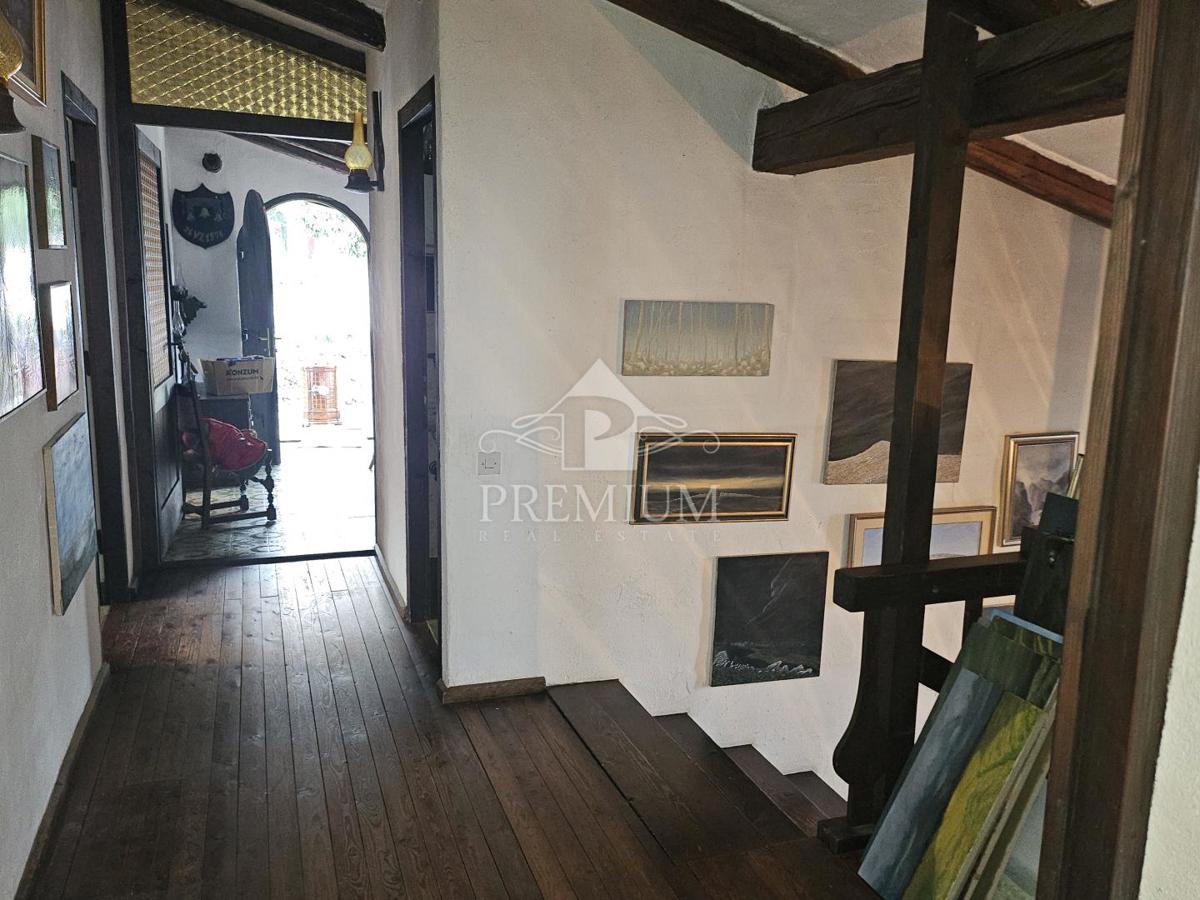 DRUŽINSKA HIŠA Z VELIKIM VRTOM NA MIRNI LOKACIJI