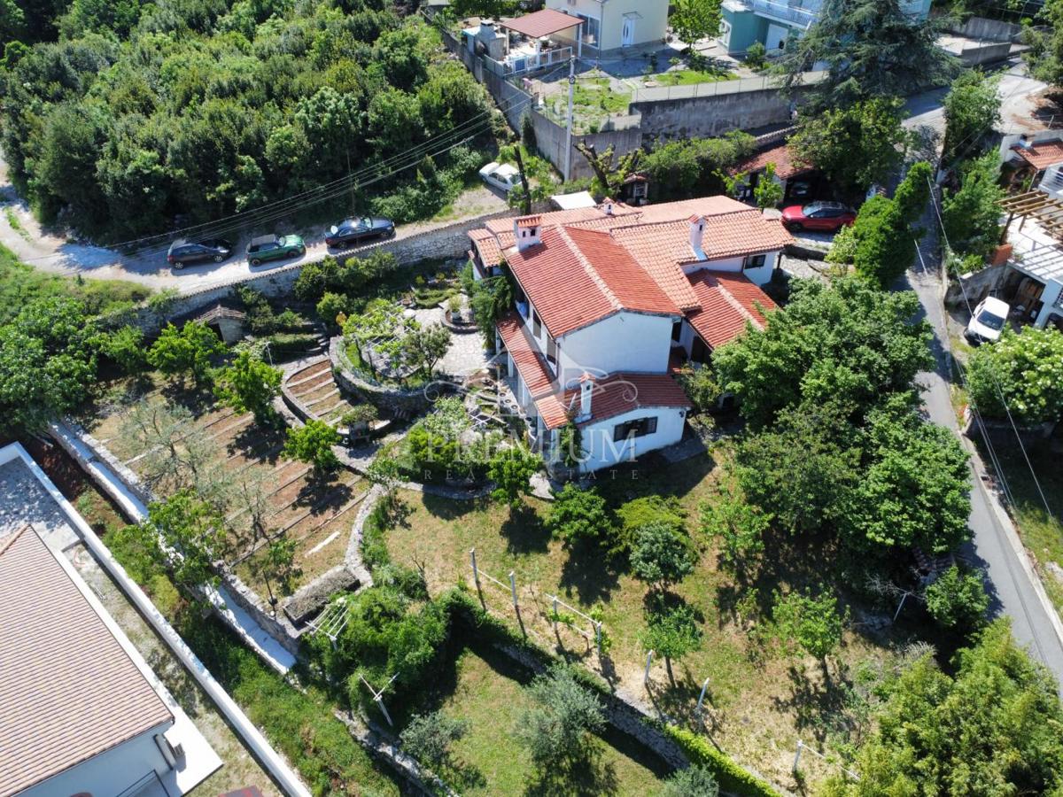 DRUŽINSKA HIŠA Z VELIKIM VRTOM NA MIRNI LOKACIJI