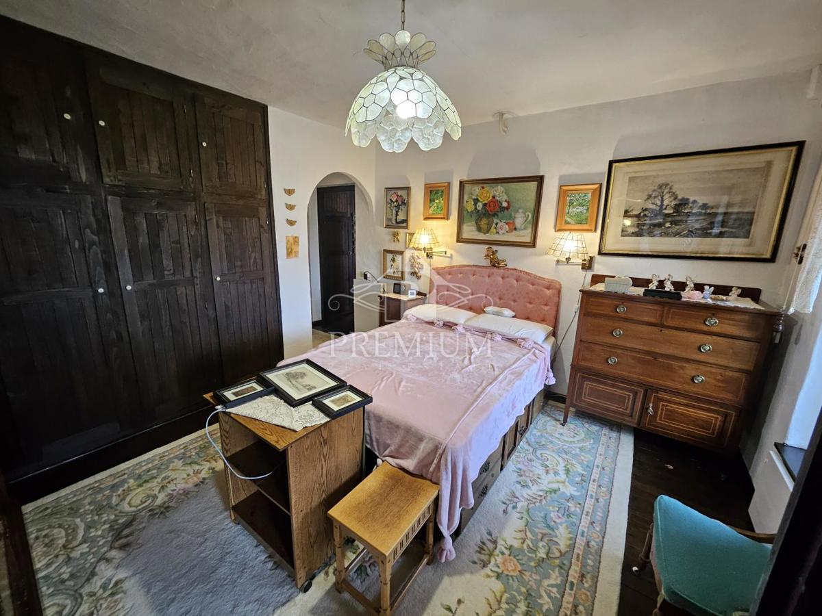 DRUŽINSKA HIŠA Z VELIKIM VRTOM NA MIRNI LOKACIJI