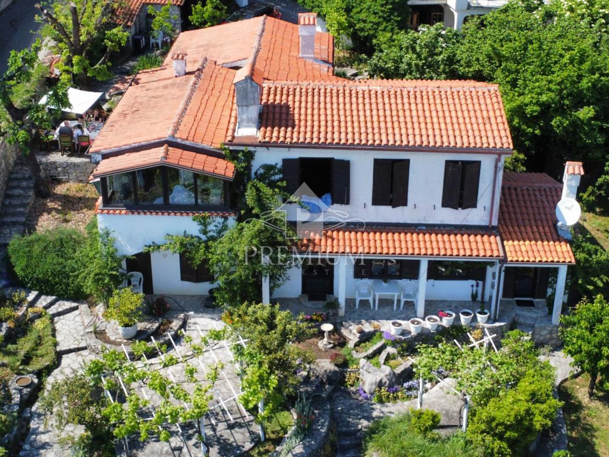 DRUŽINSKA HIŠA Z VELIKIM VRTOM NA MIRNI LOKACIJI