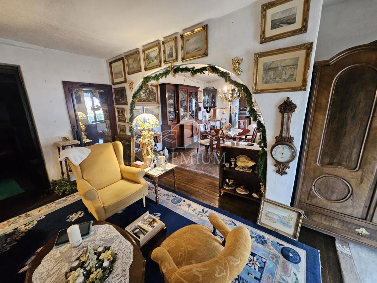 DRUŽINSKA HIŠA Z VELIKIM VRTOM NA MIRNI LOKACIJI