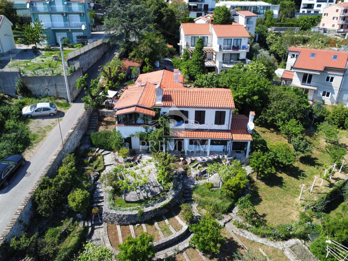 DRUŽINSKA HIŠA Z VELIKIM VRTOM NA MIRNI LOKACIJI