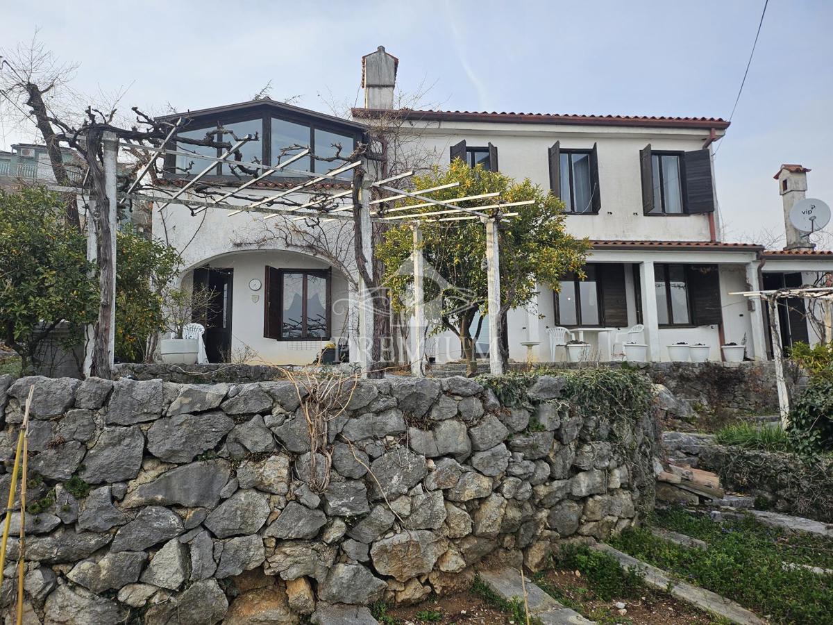 DRUŽINSKA HIŠA Z VELIKIM VRTOM NA MIRNI LOKACIJI