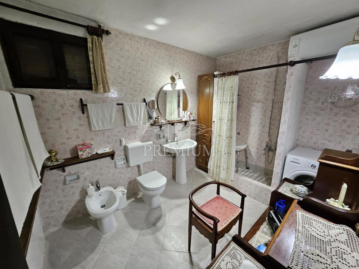 DRUŽINSKA HIŠA Z VELIKIM VRTOM NA MIRNI LOKACIJI