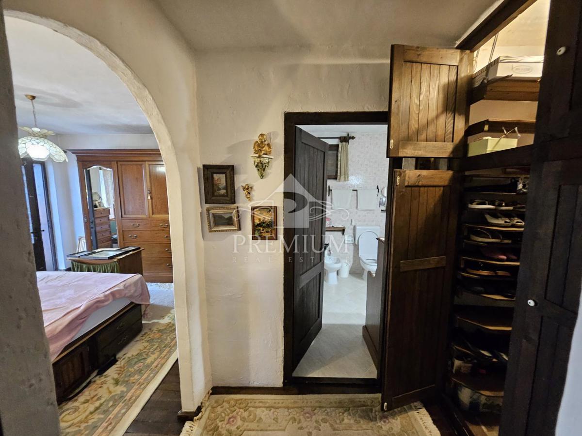 DRUŽINSKA HIŠA Z VELIKIM VRTOM NA MIRNI LOKACIJI