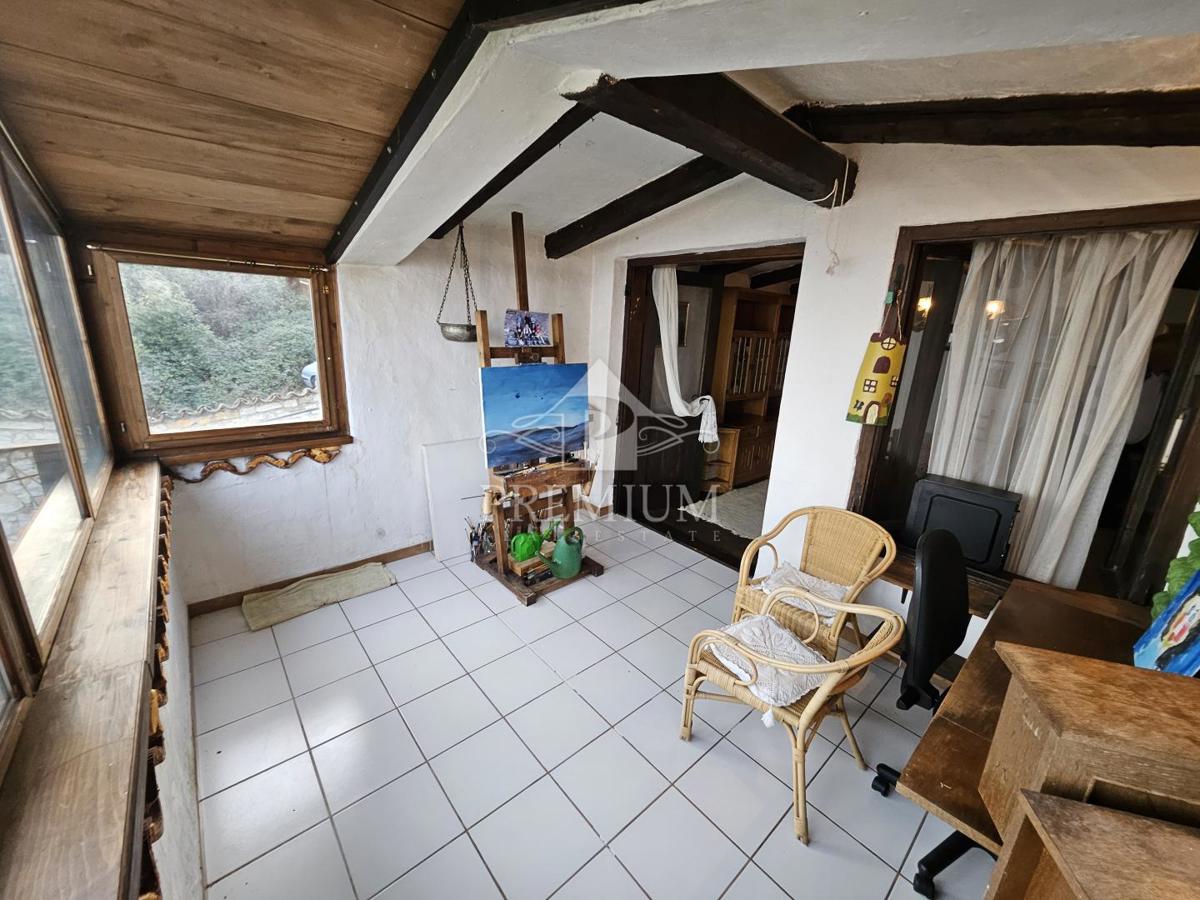 DRUŽINSKA HIŠA Z VELIKIM VRTOM NA MIRNI LOKACIJI