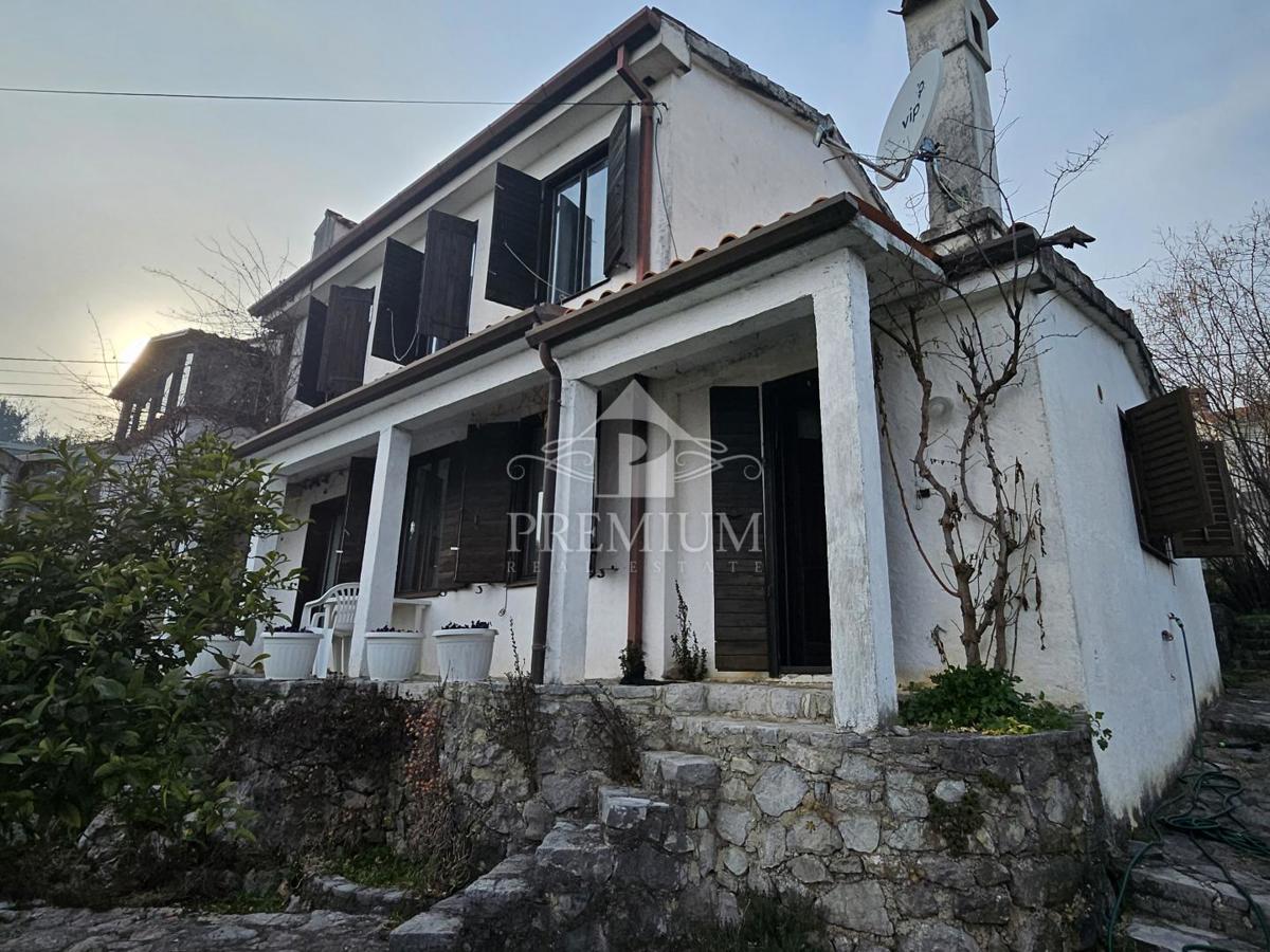 DRUŽINSKA HIŠA Z VELIKIM VRTOM NA MIRNI LOKACIJI