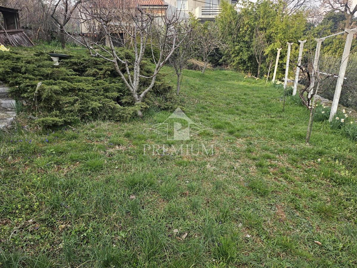 DRUŽINSKA HIŠA Z VELIKIM VRTOM NA MIRNI LOKACIJI