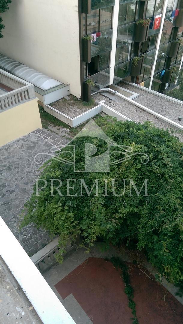 ADAPTIRANO STANOVANJE V STARI VILI BLIZU CENTRA IN MORJA, GARAŽA, RAZGLED
