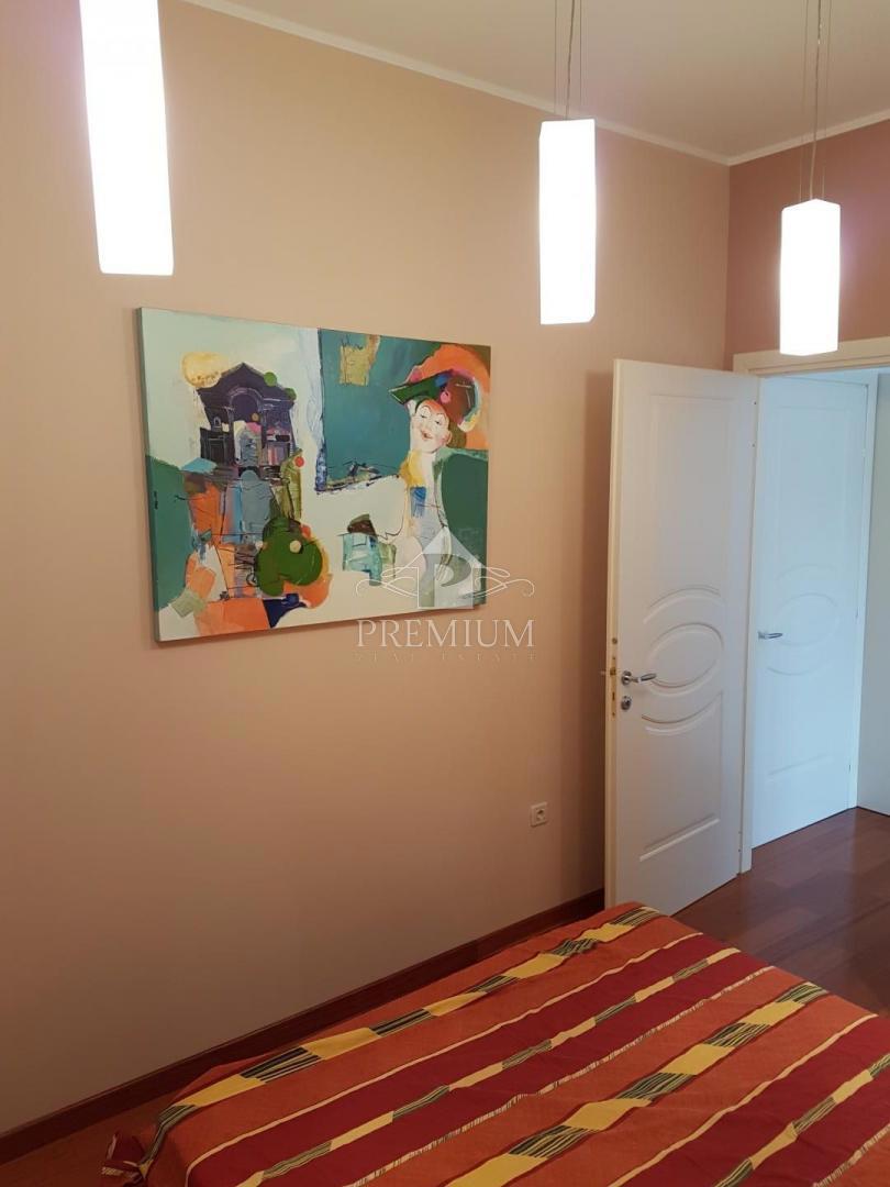 ADAPTIRANO STANOVANJE V STARI VILI BLIZU CENTRA IN MORJA, GARAŽA, RAZGLED
