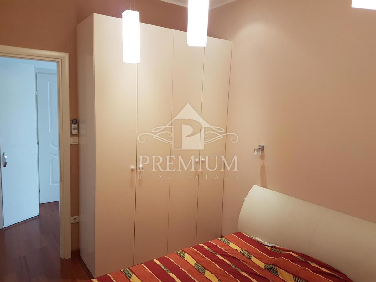 ADAPTIRANO STANOVANJE V STARI VILI BLIZU CENTRA IN MORJA, GARAŽA, RAZGLED