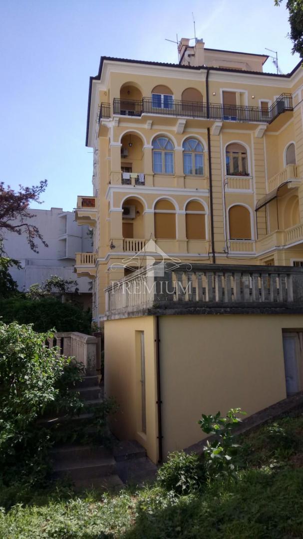 ADAPTIRANO STANOVANJE V STARI VILI BLIZU CENTRA IN MORJA, GARAŽA, RAZGLED