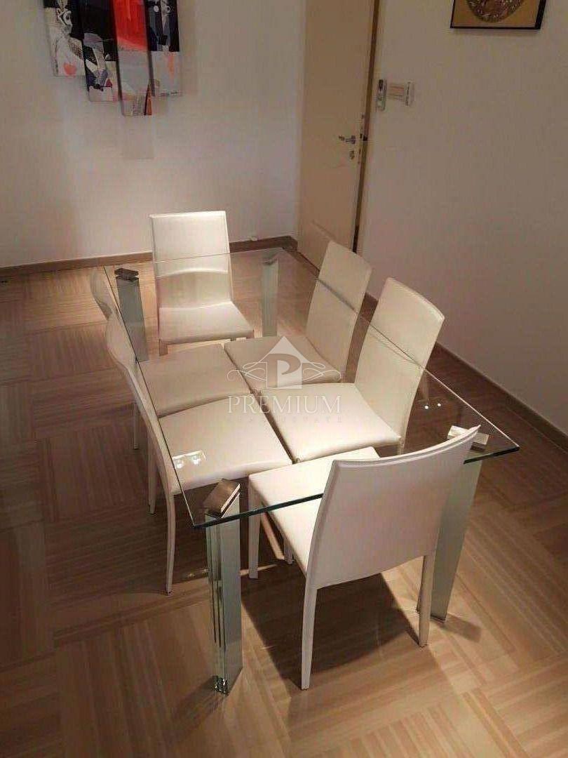 ADAPTIRANO STANOVANJE V STARI VILI BLIZU CENTRA IN MORJA, GARAŽA, RAZGLED