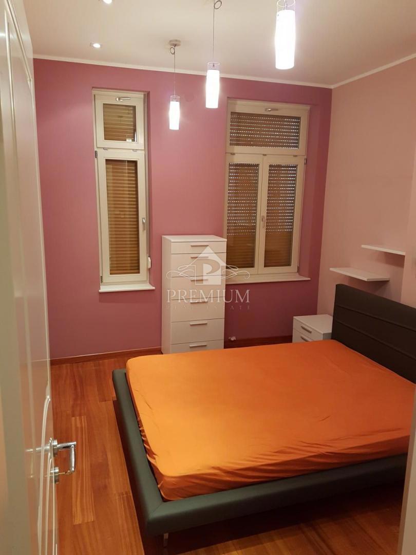 ADAPTIRANO STANOVANJE V STARI VILI BLIZU CENTRA IN MORJA, GARAŽA, RAZGLED