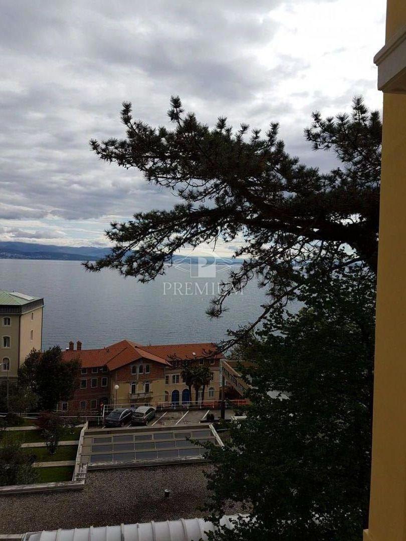 ADAPTIRANO STANOVANJE V STARI VILI BLIZU CENTRA IN MORJA, GARAŽA, RAZGLED
