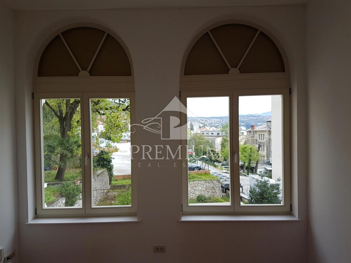 ADAPTIRANO STANOVANJE V STARI VILI BLIZU CENTRA IN MORJA, GARAŽA, RAZGLED