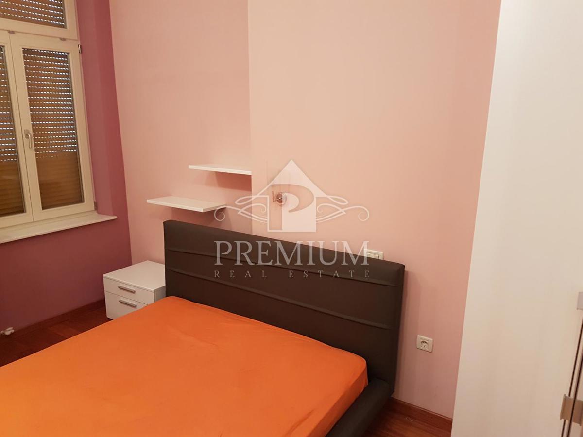 ADAPTIRANO STANOVANJE V STARI VILI BLIZU CENTRA IN MORJA, GARAŽA, RAZGLED