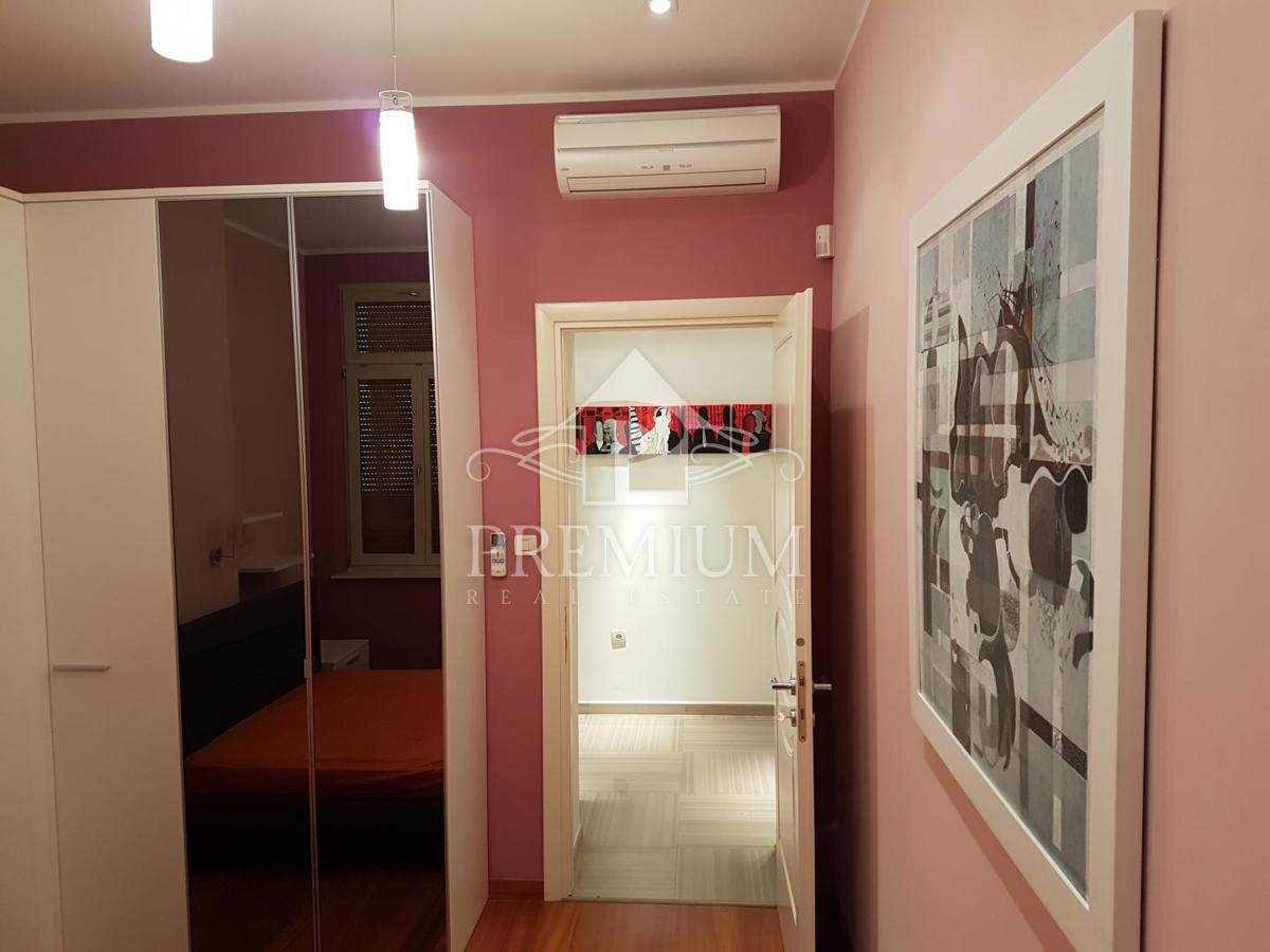 ADAPTIRANO STANOVANJE V STARI VILI BLIZU CENTRA IN MORJA, GARAŽA, RAZGLED