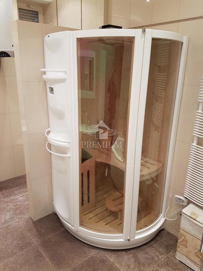 ADAPTIRANO STANOVANJE V STARI VILI BLIZU CENTRA IN MORJA, GARAŽA, RAZGLED