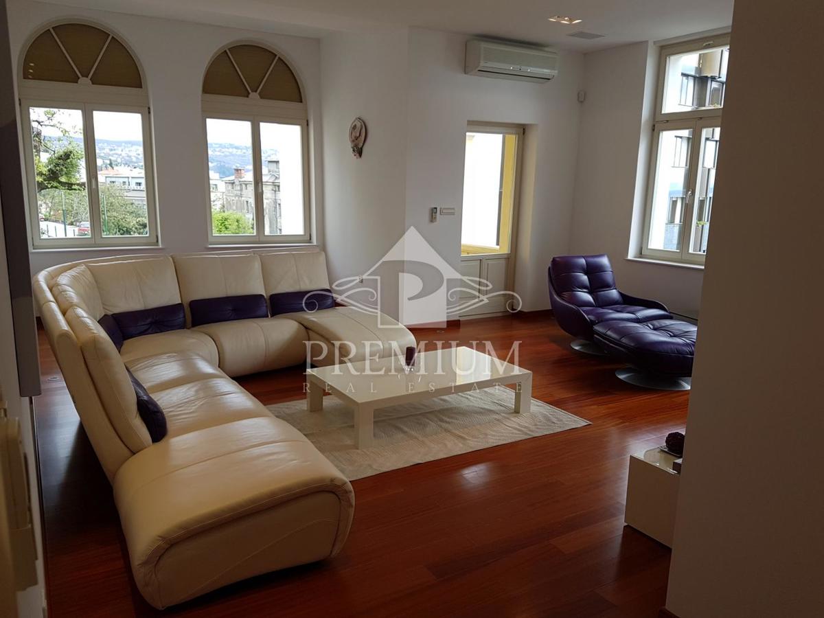 ADAPTIRANO STANOVANJE V STARI VILI BLIZU CENTRA IN MORJA, GARAŽA, RAZGLED