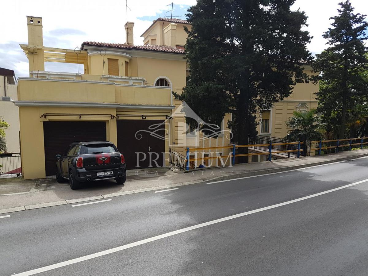 ADAPTIRANO STANOVANJE V STARI VILI BLIZU CENTRA IN MORJA, GARAŽA, RAZGLED