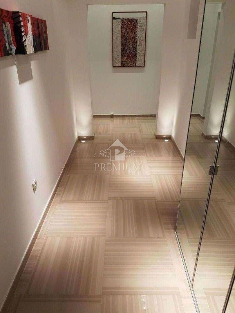 ADAPTIRANO STANOVANJE V STARI VILI BLIZU CENTRA IN MORJA, GARAŽA, RAZGLED