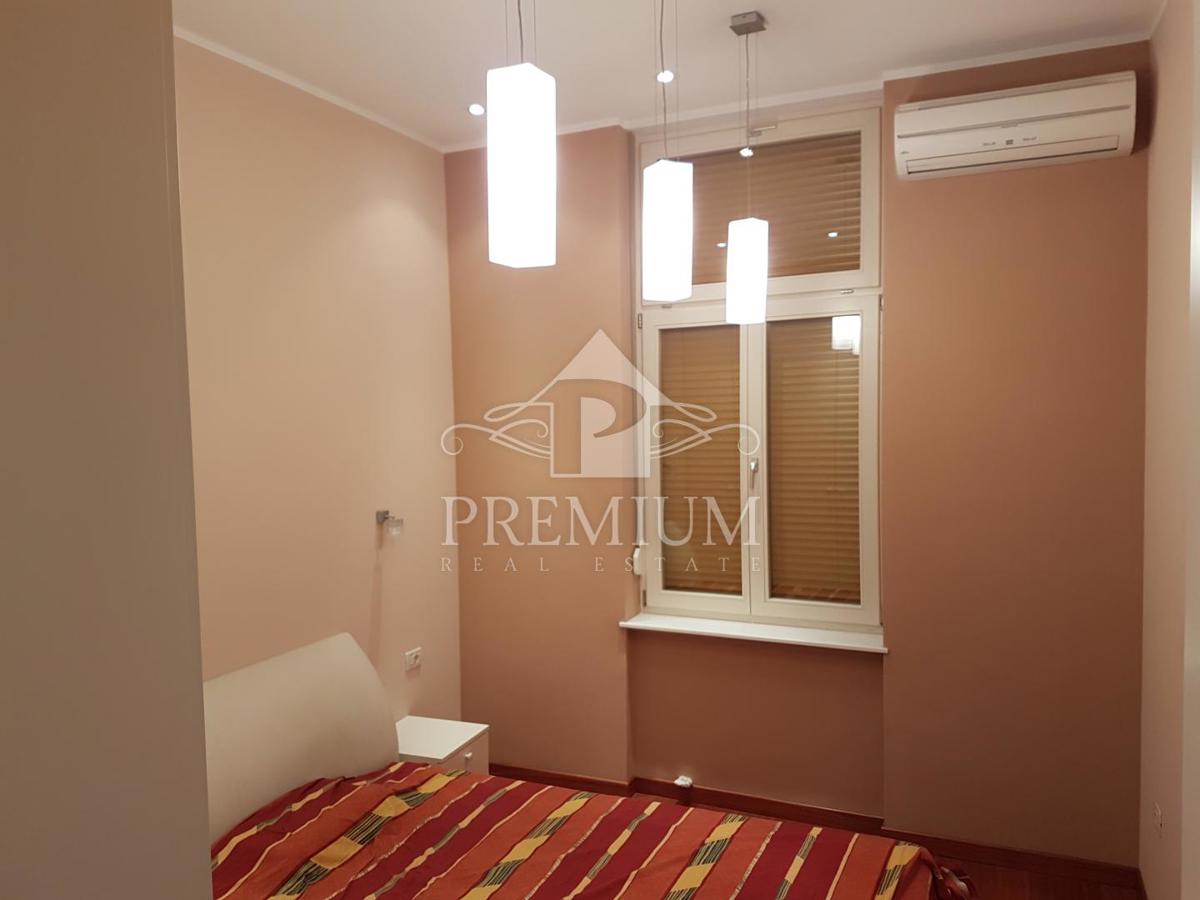 ADAPTIRANO STANOVANJE V STARI VILI BLIZU CENTRA IN MORJA, GARAŽA, RAZGLED