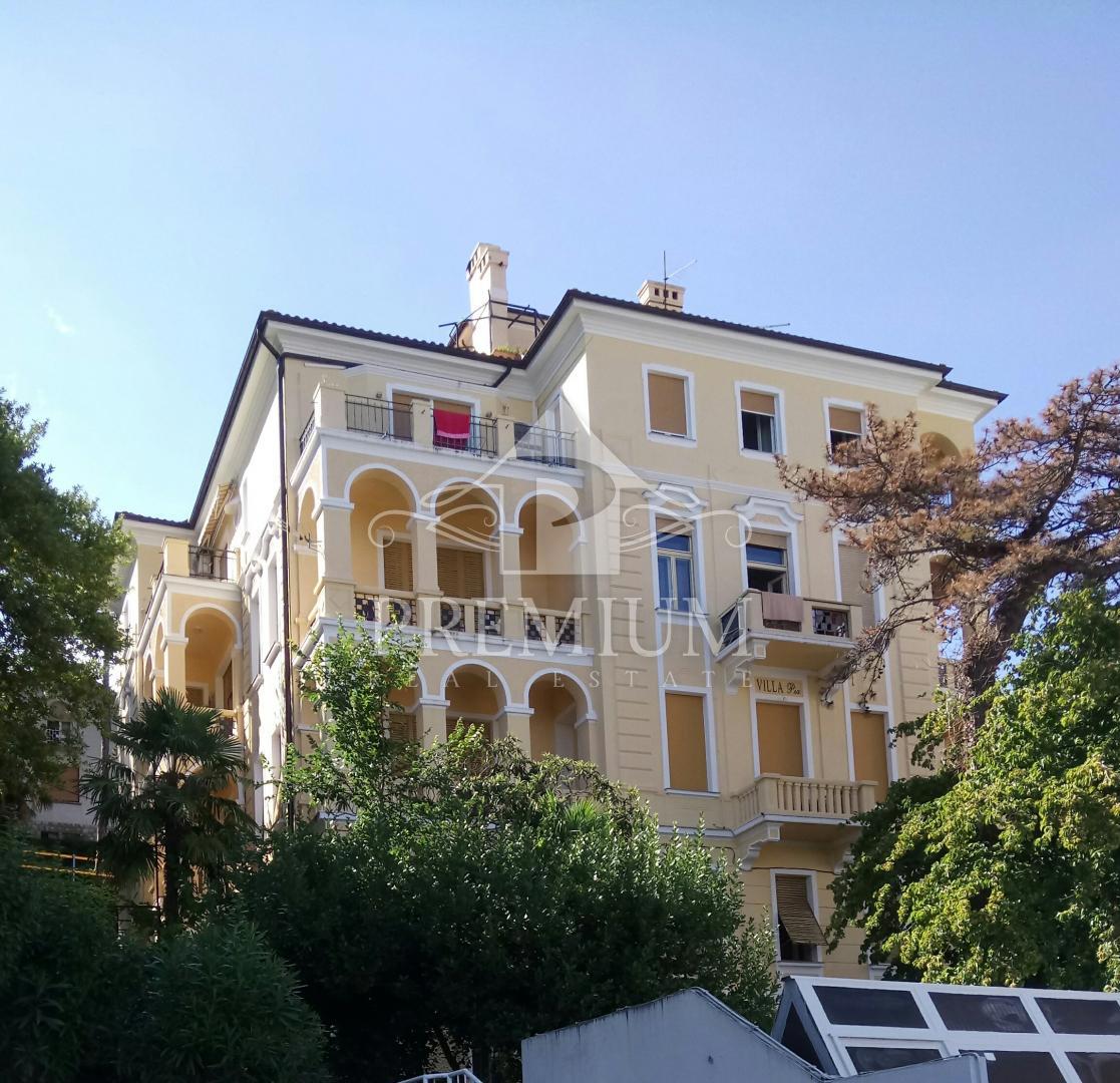 ADAPTIRANO STANOVANJE V STARI VILI BLIZU CENTRA IN MORJA, GARAŽA, RAZGLED