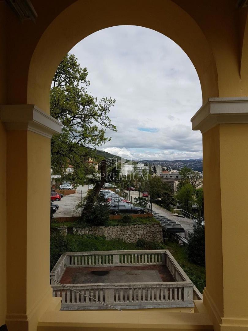 ADAPTIRANO STANOVANJE V STARI VILI BLIZU CENTRA IN MORJA, GARAŽA, RAZGLED