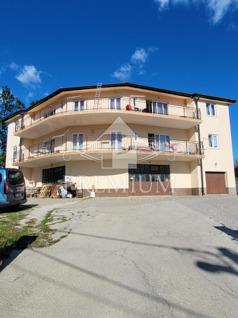 HIŠA S 4 STANOVANJSKIMI ENOTAMI