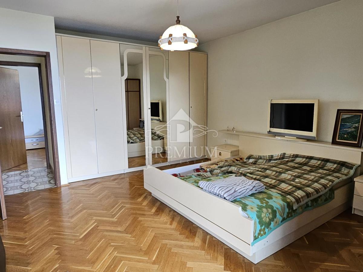 STANOVANJE S PARKIRIŠČEM NA MIRNI LOKACIJI
