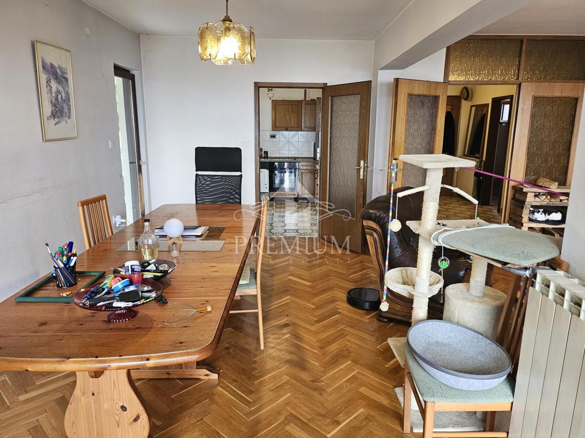 STANOVANJE S PARKIRIŠČEM NA MIRNI LOKACIJI