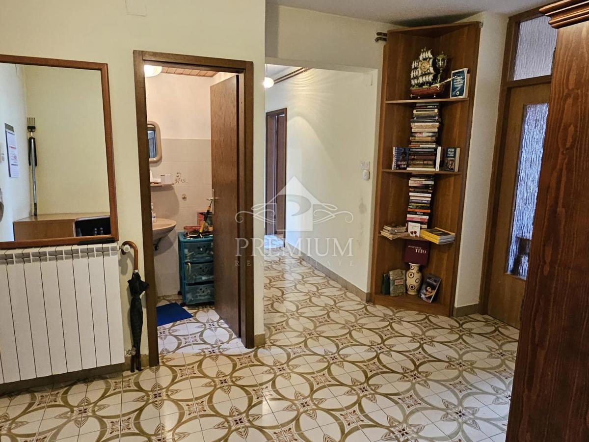 STANOVANJE S PARKIRIŠČEM NA MIRNI LOKACIJI