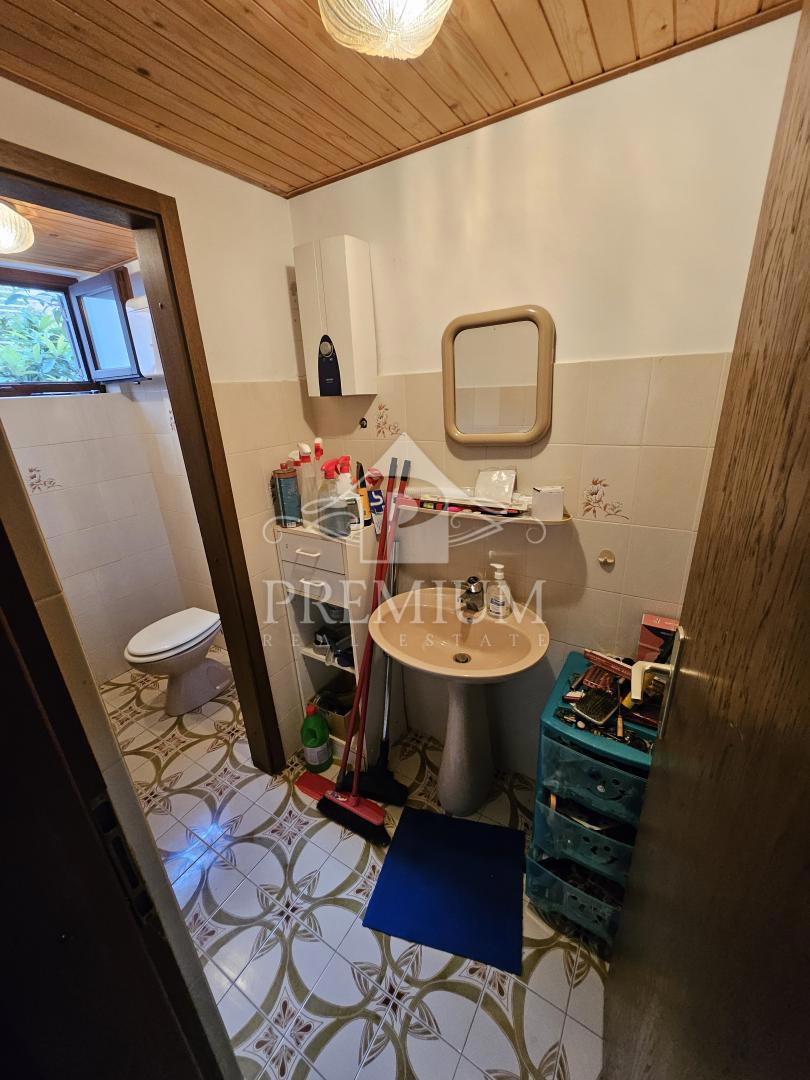 STANOVANJE S PARKIRIŠČEM NA MIRNI LOKACIJI