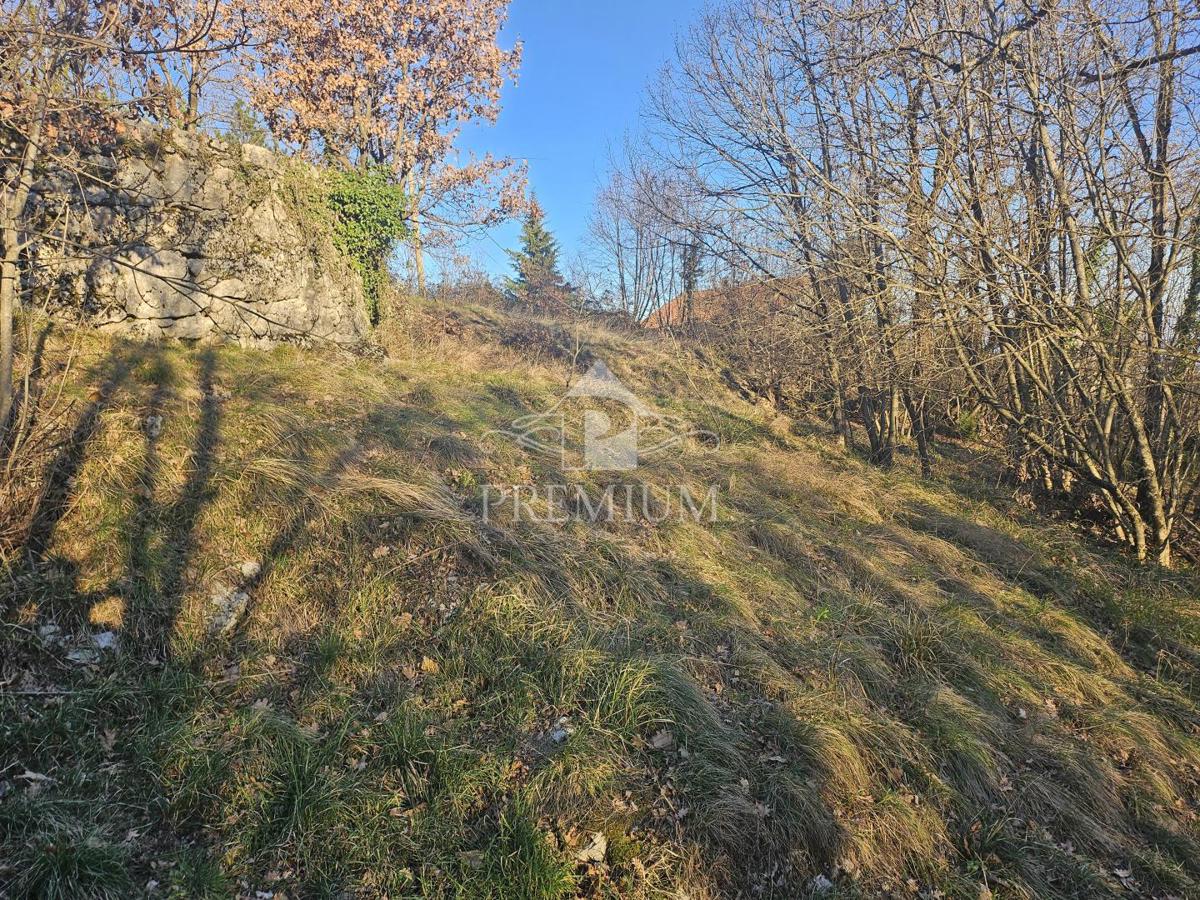 ZAZIDLJIVO ZEMLJIŠČE NA MIRNI LOKACIJI
