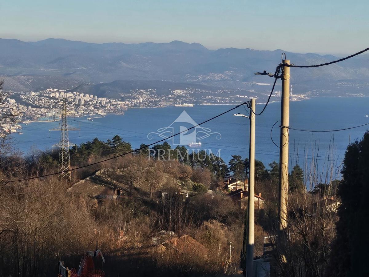 ZAZIDLJIVO ZEMLJIŠČE NA MIRNI LOKACIJI